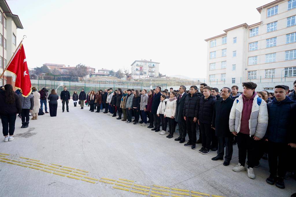 81 ilde 1 dakika hayat durdu. Okullarda şehit için saygı duruşu 52